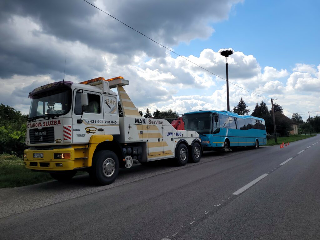 Odťah nákladných vozidiel, dodávok alebo autobusov​